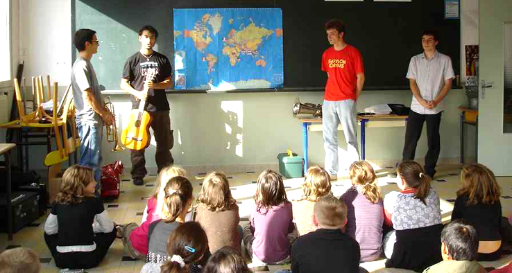 프랑스의 한 초등학교에서 Musical Awakening 워크숍을 진행하는 모습
