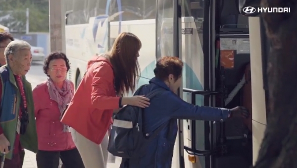 전주 복지관 어르신들의 ‘행복드림버스’ 이용 모습(사진: 현대자동차 홍보영상 캡처)