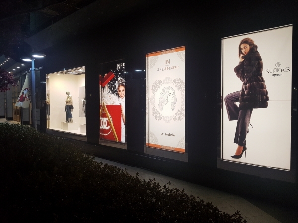 ‘르누베르’가 롯데백화점 전주점에 외벽 포스터를 입점했다.(사진: 르누베르)