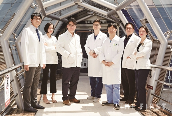 사진=인천성모병원 위장관외과 김진조 교수(왼쪽 세번째)와 비만대사수술센터 의료진 단체