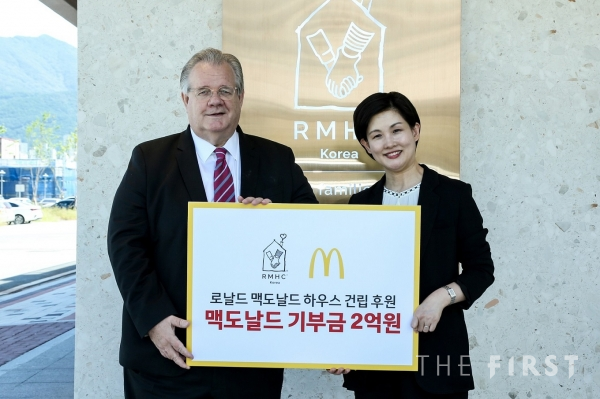 한국 RMHC의 최대 후원사인 한국맥도날드의 조주연 사장(우)이 한국 RMHC 제프리 존스 회장(좌)에게 기부금을 전달하고 있다. (사진=맥도날도)