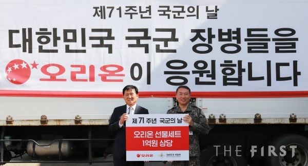 왼쪽부터 이경재 오리온 대표이사, 김경수 국군의 날 행사기획단장. (사진=오리온)