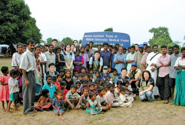 스리랑카 주민들과 의료진들.