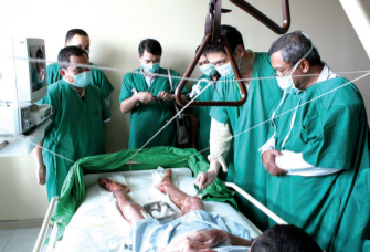 2011년 인도네시아 빤띠라삐병원에서 화상환자를 치료 중인 한림대학교한강성심병원 의료진.