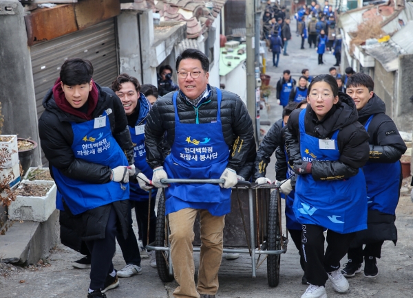 현대백화점그룹, ‘연탄 나눔 봉사’로 새해 시작...총 25만장 연탄 기부