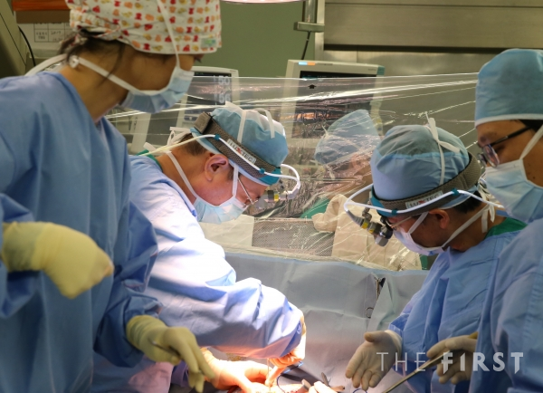 서울아산병원 흉부외과 김동관 교수(왼쪽에서 두 번째)가 폐암 수술을 집도하고 있다. (사진=서울아산병원)