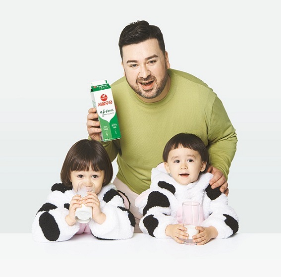 서울우유협동조합, ‘나100%’의 새로운 광고 모델로 샘 해밍턴 가족 발탁