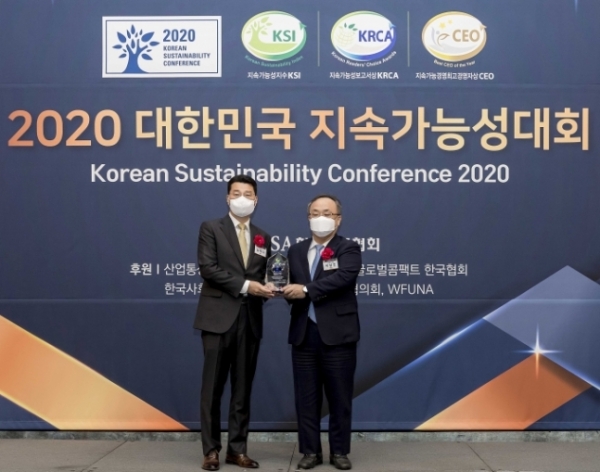 KCC, 지속가능성 지수 1위·지속가능보고서상 수상