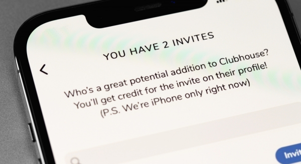 클럽하우스는 기존 가입자에게 초대장을 받아야 하는 등 다소 폐쇄적인 운영방식을 채택하고 있다.(사진: Primakov/Shutterstock.com)