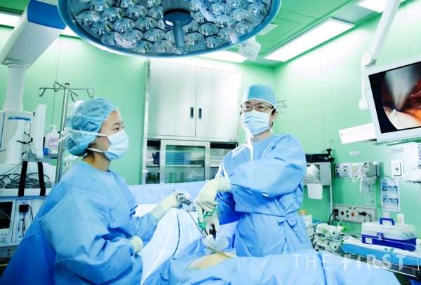 가톨릭대 인천성모병원 산부인과 김용욱 교수가 단일공 복강경수술을 진행하고 있다. (사진=인천성모병원)