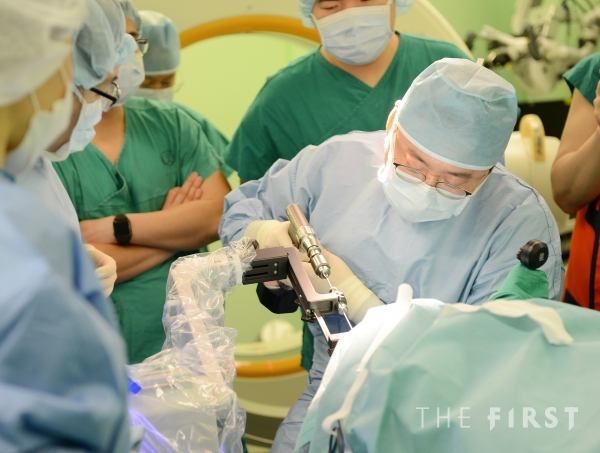 장원석 교수가 국내  최초로 개발된 뇌수술 보조 로봇장비인  카이메로를 이용해  환자의 뇌심부에  전극을 삽입하고  있다. 카이메로를  이용한 뇌전증 수술은 약 2~3mm의 작은 구멍으로  전극을 삽입할 수 있어 수술시간도  짧고, 부작용이나  수술 후 통증도 줄일 수  있다. (사진=세브란스병원)