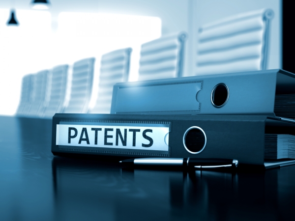 특허는 원칙적으로 발명자에게 귀속되며, 회사는 승계하는 형태로 보유한다.