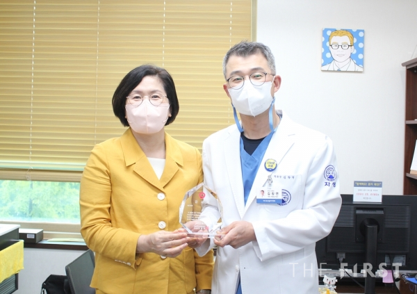 대전자생한방병원 김창연 병원장(오른쪽)이 국민건강보험공단 김재경 대전·세종·충주지역 본부장으로부터 감사패를 전달 받고 있다.
