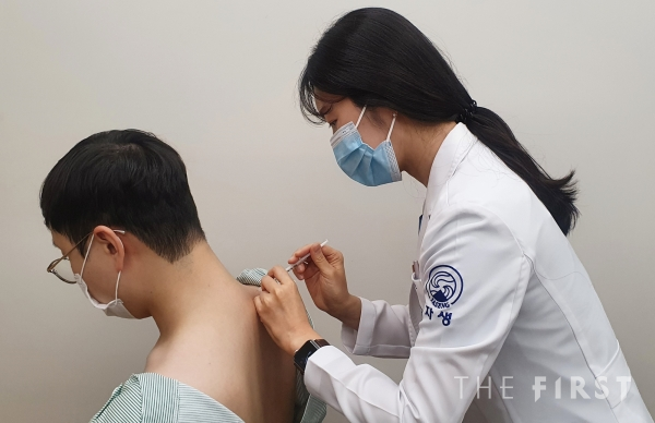 자생한방병원 박경선 원장이 목 통증 환자에게 약침치료를 하고 있다.