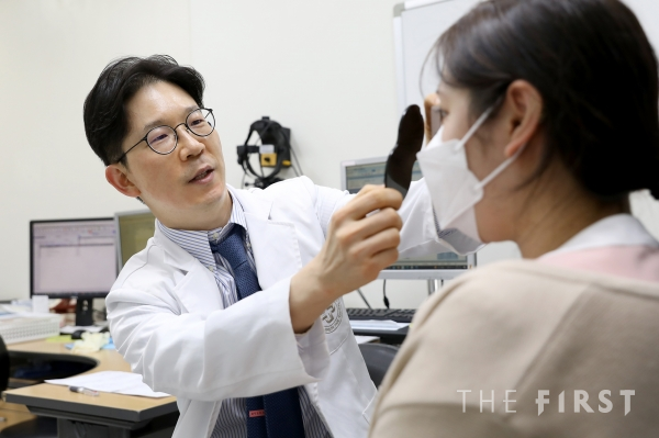 소아안과 전문의 장지웅 일산백병원 안과 교수가 진료실에서 환자의 눈 검사를 시행하고 있다.