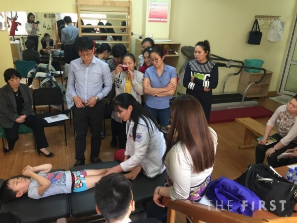 지난해 4월 몽골 의료진 약 100여명이 보툴리눔 톡신을 활용한 뇌성마비 환우의 재활 치료 프로그램에 참여하고 있다.
