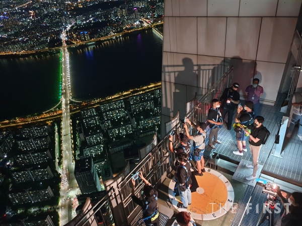 '써머레스트 2020' 랜턴 비박 참가자들이 야경을 감상하고 있다.