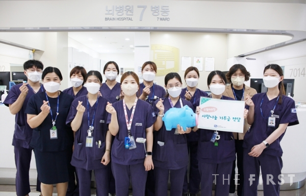인천성모병원 간호부가 미혼모 자립 시설인 인천 ‘스텔라의 집’을 방문해 후원금 100여만 원을 전달했다