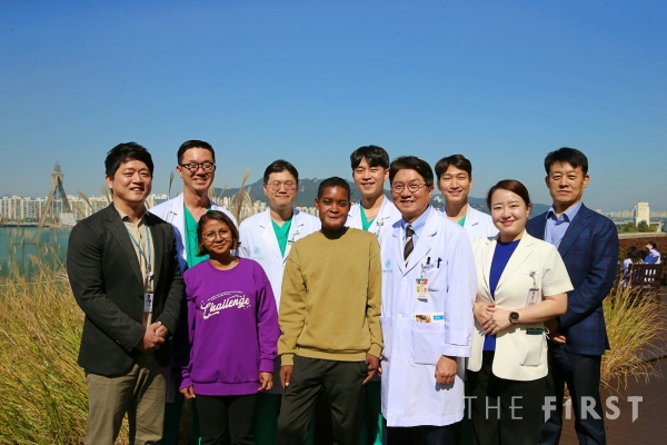 플란지와 최종우 서울아산병원 성형외과 교수(앞줄 왼쪽 세 번째, 네 번째)가 성공적인 치료를 기념하며 관련 의료진 등과 함께 귀국을 앞두고 사진 촬영을 하고 있다
