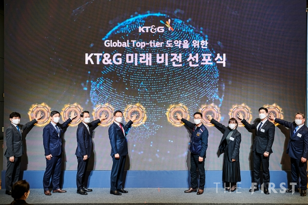 KT&G가 26일 서울 성수동 상상플래닛에서 ‘KT&G 미래 비전 선포식’을 열고, 글로벌 ‘톱 티어(Top-Tier)’ 기업으로의 도약을 위한 그룹 목표와 청사진을 공개했다. 사진은 백복인 사장(왼쪽 네 번째)을 비롯한 KT&G 임직원들이 미래 비전 선포식 행사 후 기념 세리머니를 하고 있는 모습