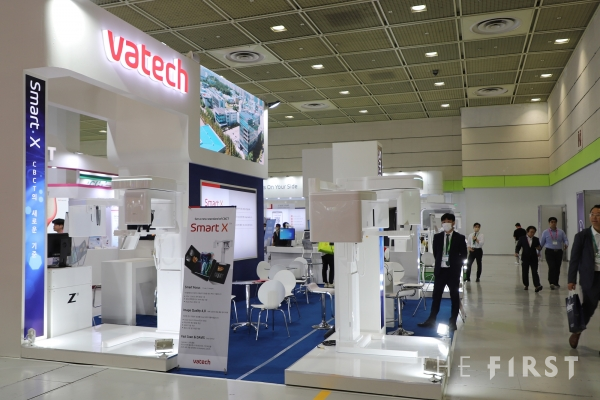 바텍이 제 20회 서울국제치과기자재전시회(SIDEX 2023)에서 신제품 Smart X 를 선보이고 있다