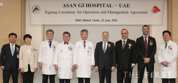22일 열린 UAE아산소화기병원(가칭) 운영 계약체결식에서 박승일 서울아산병원장(왼쪽 다섯번째), 파리드 빌베이시 스코프 인베스트먼트사 CEO(왼쪽 여섯번째)를 비롯한 관계자들이 기념 촬영을 하고 있다.