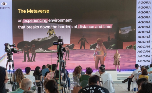 ‘비디오시타 마스터클래스’에서 ‘작가와 함께 혁신하는 아트 메타버스’라는 주제로 발표를 하고 있는 김보형 대표