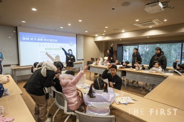 ▲에버랜드 이큐스스쿨, 멸종 위기 동물 레포트를 작성중인 어린이 멤버들<br>