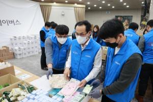 우리카드, 임직원과 함께 생리대 포장 봉사…굿네이버스에 1억 5천만원 기부