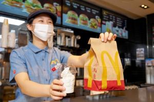 맥도날드, 외식업계 최초 100% 재생페트 용기 전국 매장에 도입
