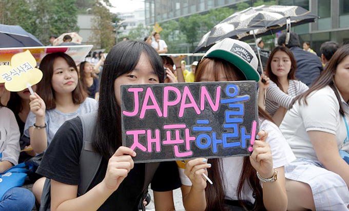 의정부여자고등학교 인권동아리 'U&I'의 이다윤(사진 왼쪽)·조정민 학생이 직접 만든 피켓을 들고 수요시위에 참여했다.