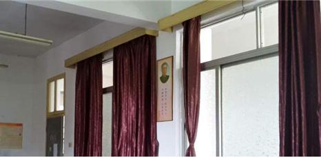 대학 강의실 벽면 한 쪽을 차지한 마오쩌둥 전 주석의 사진
