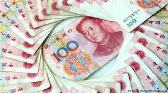 중국에서 가장 고액권인 100위안 지폐. 중국인들이 붉은색 지폐를 지갑 속에 넣어두면 부자가 된다는 속설을 믿는다. 지갑 선물 시 100위안짜리 한 장을 넣어 전하는 풍습이 있다. (사진:웨이보)