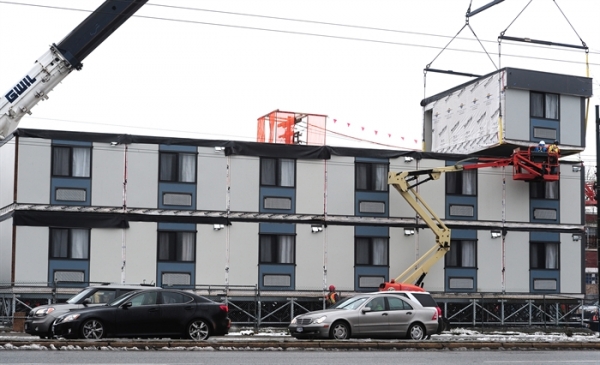 밴쿠버에서 지어지고 있는 모듈러 주택.(사진: InfoTel.ca)
