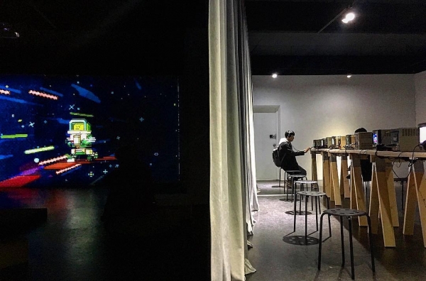 낙원상가 d/p 갤러리에서 열리고 있는 밴드 ‘검은 밤’의 뮤직비디오 전시(사진: 검은 밤)