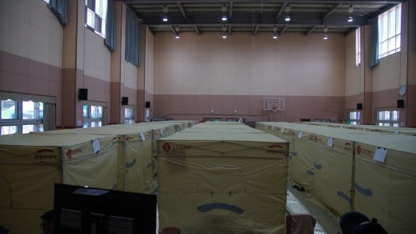 강원 고성 아야진 초등학교에 마련된 전국재해구호협회의 이재민 임시 텐트