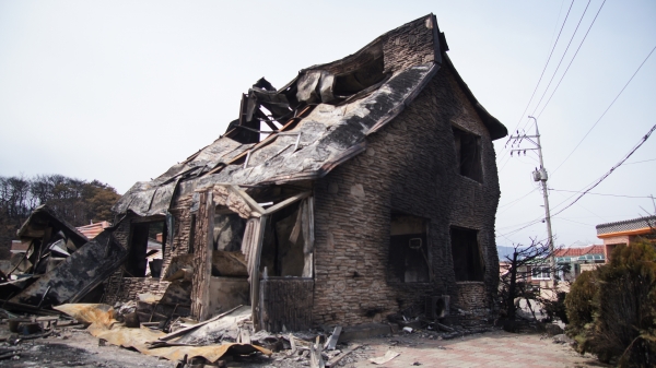 이번 화재 피해 지역인 강원도 고성 용촌리의 한 가옥. 언제라도 무너져 내릴 듯한 모습이다