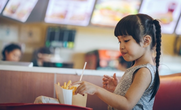 1980년대 패스트푸드 판매량이 두 배 증가한 일본에서는 이후 아동 비만율도 정확히 두 배로 늘었다.