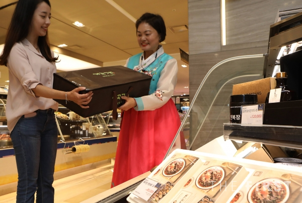 28일, 롯데백화점 소공동 본점에서 고객이 '노포 맛집 장 선물세트'를 소개받고 있다. (사진=롯데백화점)