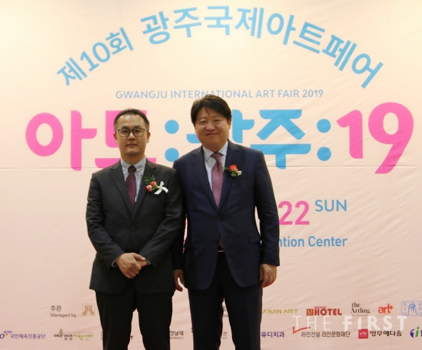 좌측부터, 김종명 ㈜유디 사장과 박동훈 유디치과협회 부회장이 개막식에 참석한 모습. (사진=유디치과)
