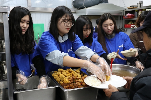 bhc치킨 ‘해바라기 봉사단’, 노숙인 무료 급식 봉사활동 진행