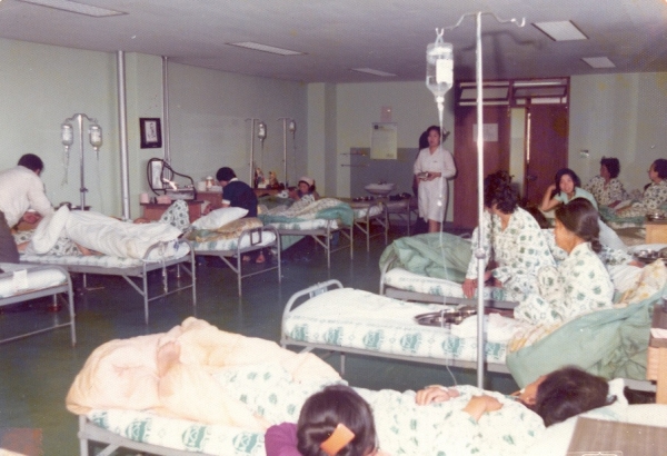 1975년 개원한 성심자선병원의 병실 풍경.