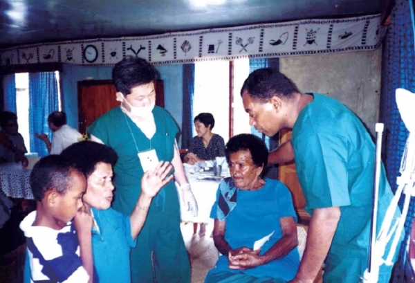 피지에서 진료 중인 봉사단.
