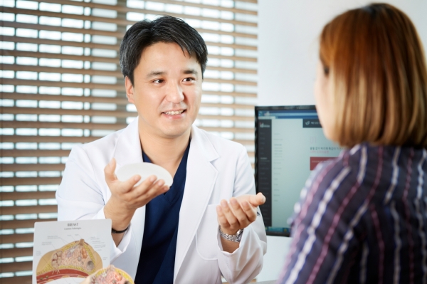 [Health Dr.칼럼] 가슴수술, 보형물?·가슴자가지방이식?… 중요한 것은 적합성