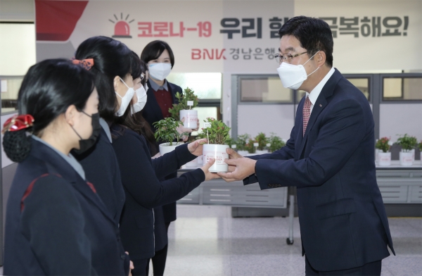 BNK경남은행 황윤철 은행장, 화훼농가 돕기 릴레이 캠페인 동참