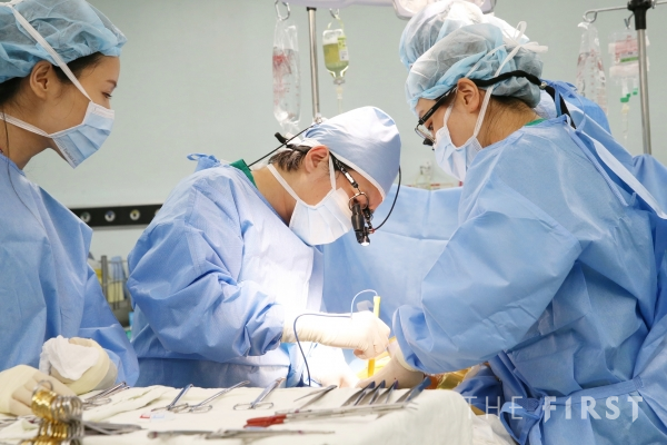 서울아산병원 신·췌장이식외과 신성 교수팀이 6,000번째 환자에게 신장이식 수술을 하는 모습