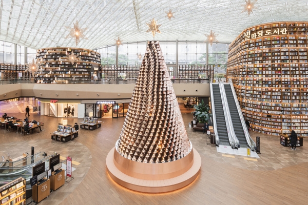 스타필드 코엑스몰 별마당 도서관, 반짝이는 눈꽃송이로 가득한 크리스마스 트리 전시