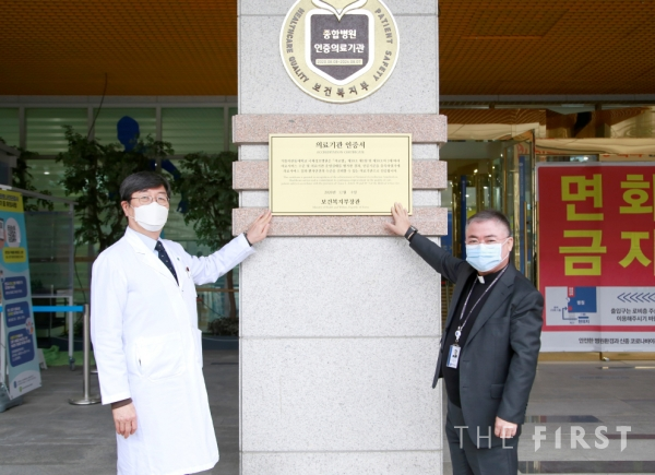 좌측부터 김준식 의료원장, 병원장 김현수 신부. (사진=국제성모병원 제공)