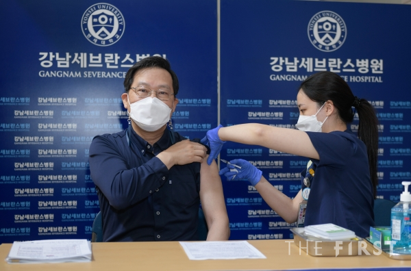 송영구 강남세브란스병원장이 9일 병원 대강당에서 아스트라제네카 백신을 접종받고 있다. (사진= 강남세브란스병원)