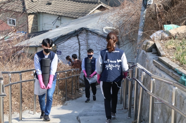 OK금융그룹, 신입사원 취약가구 위한 '연탄 나눔’ 봉사 전개